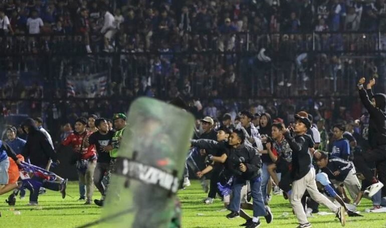  Masacre en Indonesia: ya son 174 los muertos por una batalla campal en un partido de fútbol