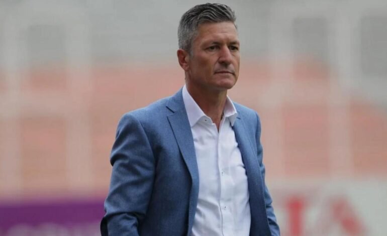 Mario Sciaqua a una sola firma de ser el nuevo entrenador de Quilmes