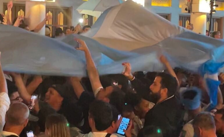 Banderazo de los hinchas argentinos en Doha en la previa del duelo con Polonia
