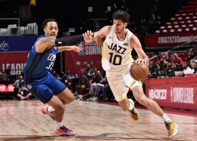 Bolmaro tuvo acción en la amplia victoria de Utah Jazz en la NBA