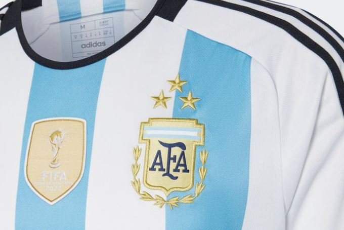 Este lunes Adidas pone en venta la camiseta argentina con la tercera estrella y el parche de campeón mundial