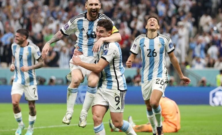 Julián Álvarez: «Crecí viéndolo a Messi como ídolo y hoy estar del otro lado es una locura»