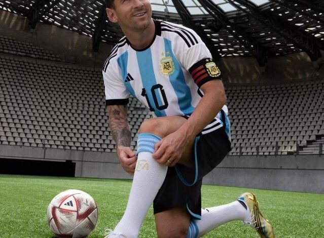 FIFA presentó «el sueño», la nueva pelota para los últimos cuatro partidos del Mundial y Argentina posó con ella