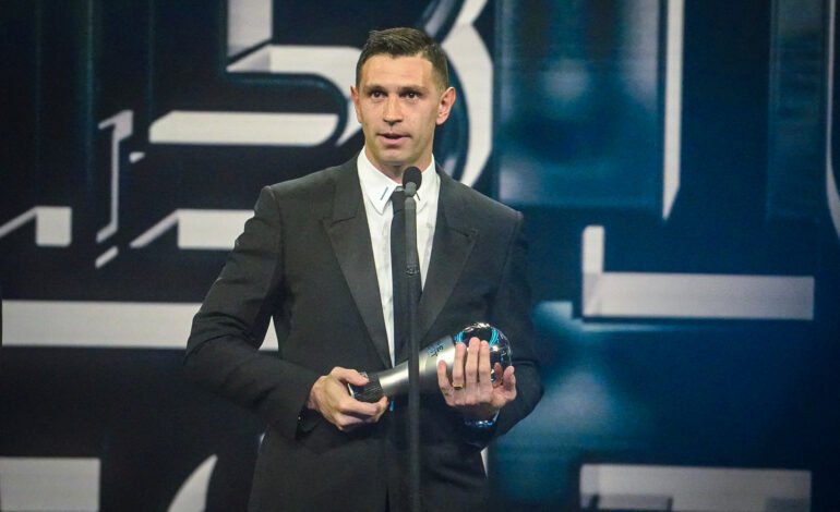 «Dibu» Martínez recibió el premio The Best al mejor arquero del mundo