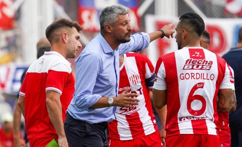 Gustavo Munúa prepara cambios para el partido frente a Estudiantes