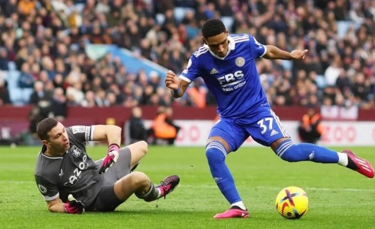 Dibu Martínez sufrió el Aston Villa vs. Leicester: una mala decisión, horrores defensivos y cuatro goles