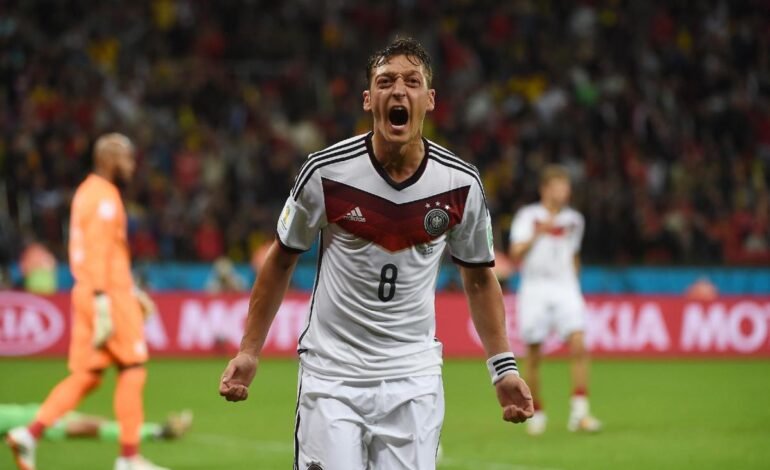 Mesut Özil, Campeón del Mundo en 2014, anunció su retiro del fútbol