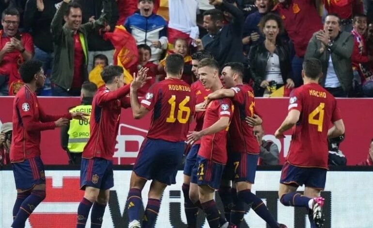 Luis de la Fuente debutó como DT de España con una goleada por 3-0 ante Noruega