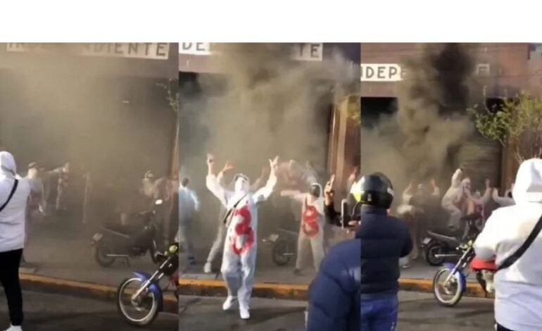 VIDEO: humo negro y fantasmas de la B, el banderazo-provocación de Racing en la sede del Rojo antes del clásico de Avellaneda