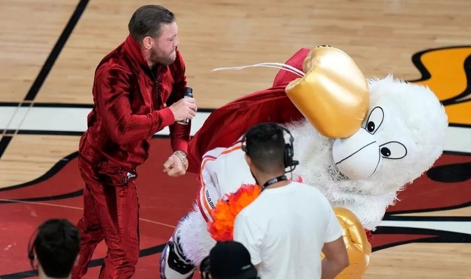 Se le fue la mano: McGregor noqueó a Bernie, la mascota de Miami Heat