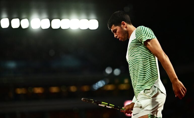 Alcaraz barrió a Tsitsipas y jugará una final anticipada contra Djokovic en semifinales de Roland Garros