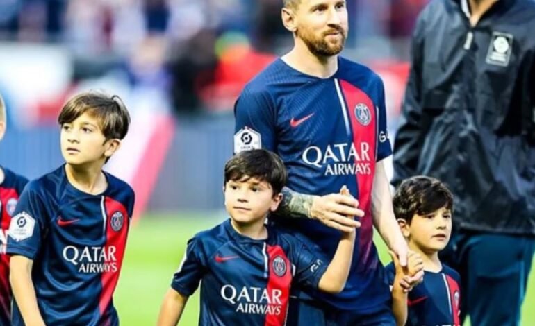 Messi entró al Parque de los Príncipes del PSG con sus tres hijos y la pregunta es que le pasó a Ciro en la mano