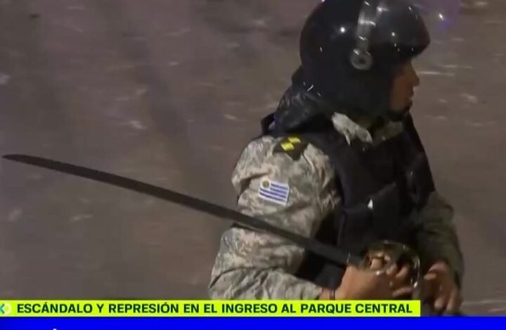 INSÓLITO: En medio de la represión policial, un policía apareció con una espada