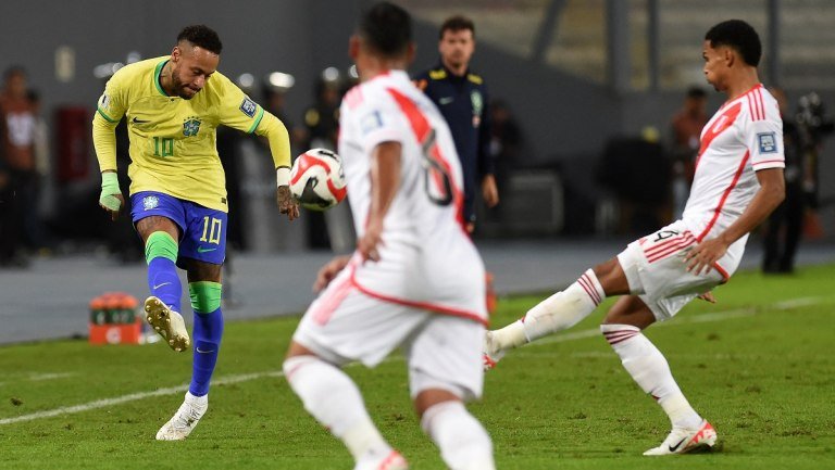 Brasil le ganó sobre la hora a Perú y alcanzó a Argentina en el primer puesto de las Eliminatorias