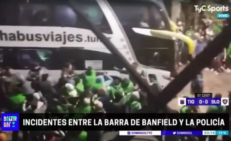 VIDEO Locura en Banfield: hinchas agredieron el micro de sus propios jugadores, hay heridos tras choque con la policía