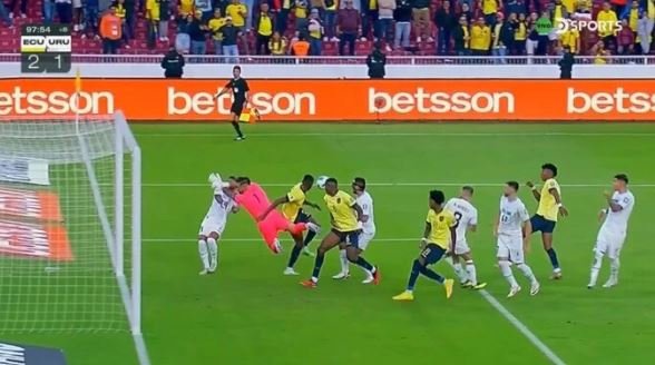 Polémica en Ecuador 2 vs. Uruguay 1 ¿es penal no cobrado de Galíndez a Facundo Torres?