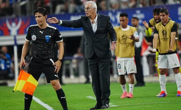 Fossati culpó al campo de juego por la lesión de Advíncula en la Copa América