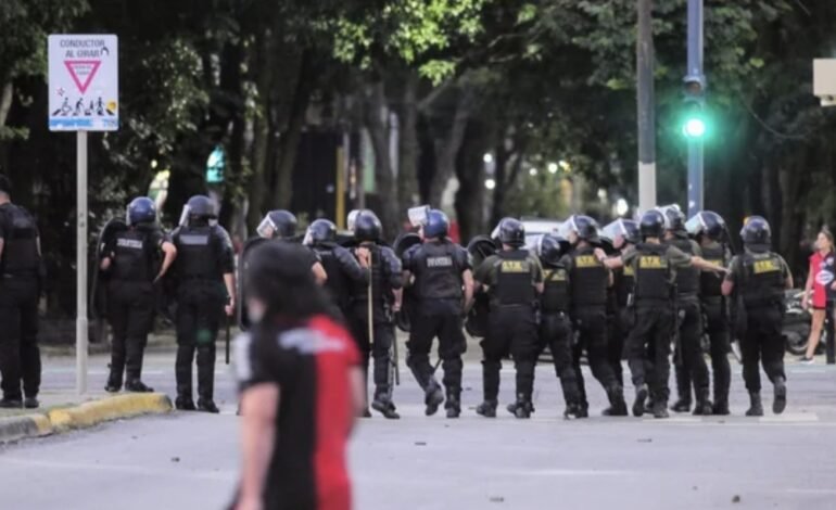 Incidentes y corridas entre los hinchas de Newell’s y la policía