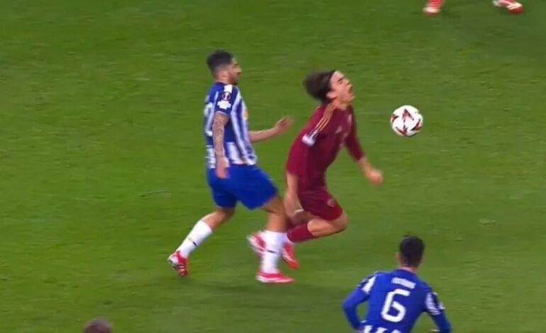 Varela lesionó a Dybala en el empate entre Porto y Roma