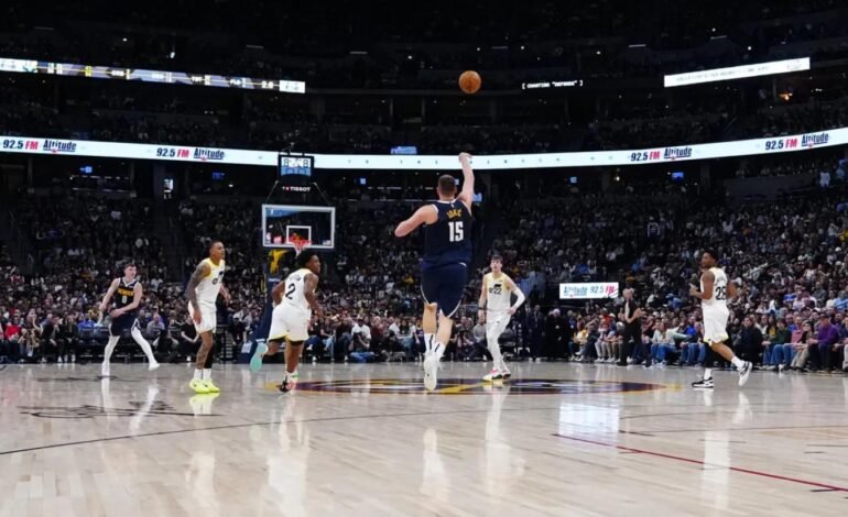 El impactante triple de Jokic desde atrás de mitad de cancha que revolucionó la NBA