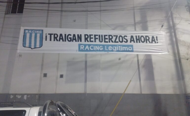 Aparecieron pasacalles en Racing contra la dirigencia de Milito: «¡Traigan refuerzos ahora!»