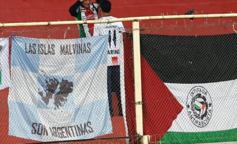  La bandera de los hinchas chilenos de Palestino: «LAS ISLAS MALVINAS SON ARGENTINAS»