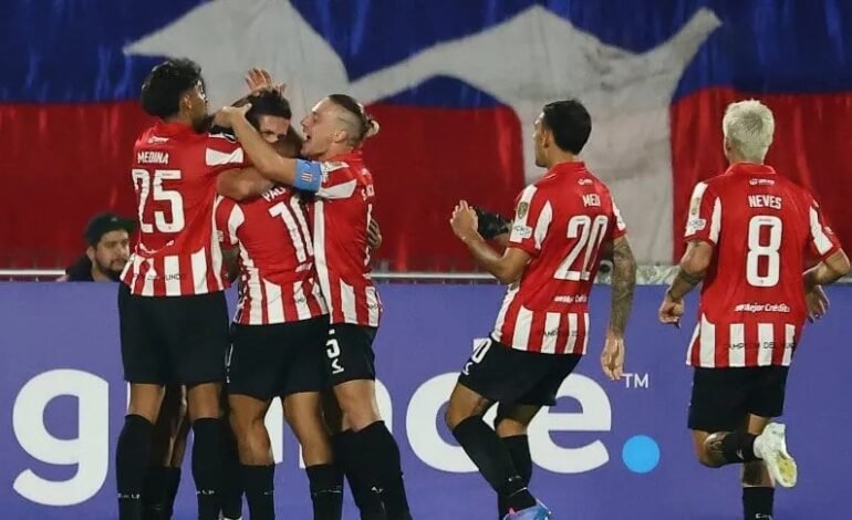  Estudiantes goleó a la Universidad de Chile y es líder de su grupo en la Copa Libertadores
