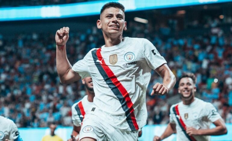 Echeverri apareció en el entrenamiento del City en muletas y con una bota