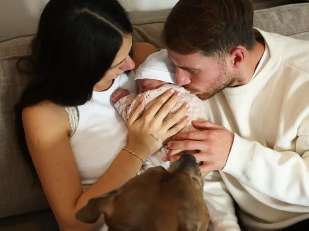 Alexis Mac Allister y Ailén Cova presentaron a Alaia, su primera hija: “Llegó el momento más lindo“