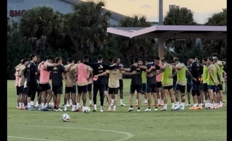 El minuto de silencio de la Selección Argentina y el posteo de Paredes por la muerte de Miguel Ángel Russo