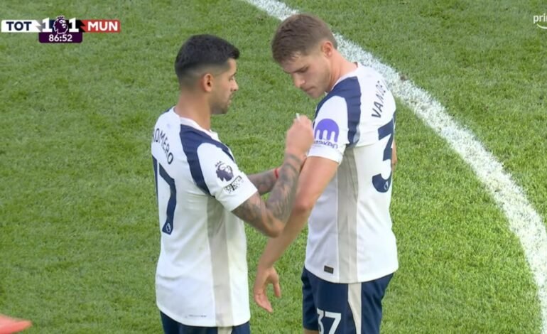 ALERTA SCALONETA: Cuti Romero se retiró LESIONADO en el choque entre Tottenham y Manchester United