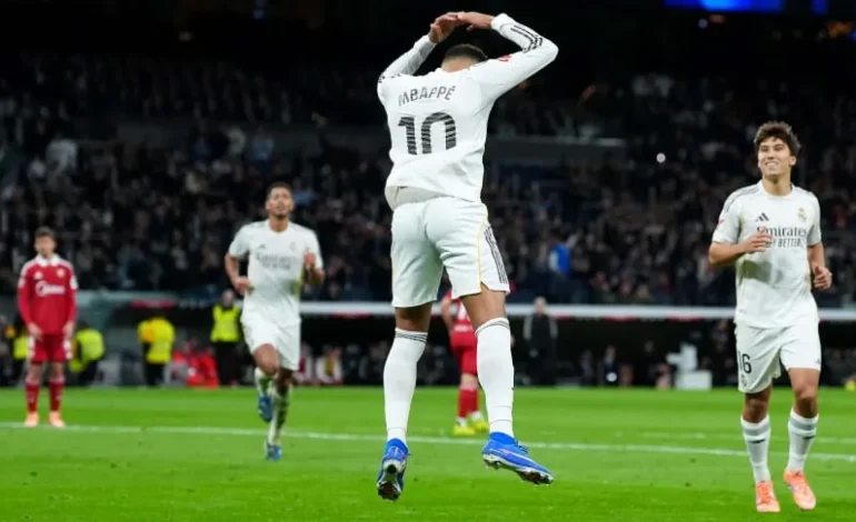 Kylian Mbappé alcanzó el récord de Cristiano Ronaldo y lo celebró como el portugués: «Un honor igualar a mi ídolo»