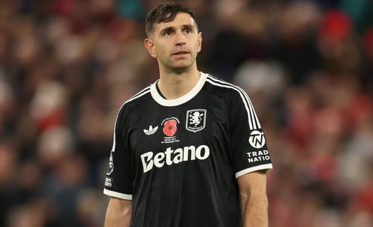  ALARMA por el “Dibu” Martínez: salió LESIONADO en el entretiempo ante Crystal Palace