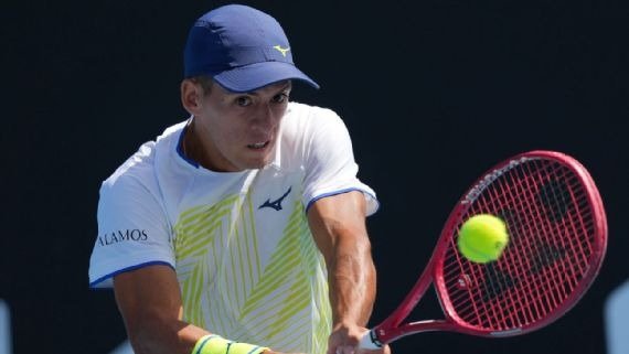 Darderi fue más que Báez, que no pudo extender su buen presente y quedó eliminado del Australian Open 2026