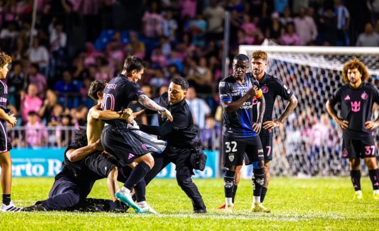 INSÓLITO: Invasión de hinchas, empujones y Messi terminó en el suelo