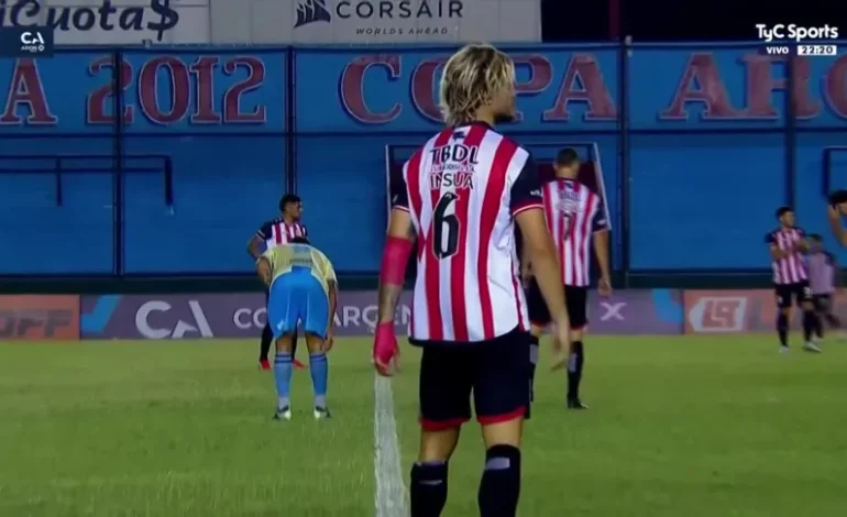 Rodrigo Insua ROMPIÓ UN VIDRIO y salió a jugar el segundo tiempo con el brazo vendado