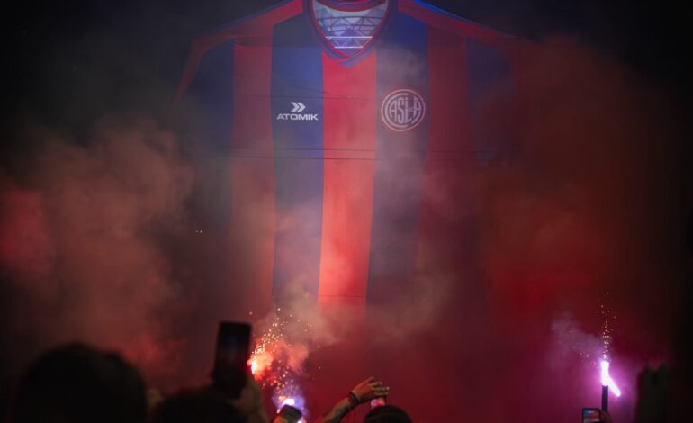 Con una camiseta GIGANTE y frente a una multitud, San Lorenzo presentó su nueva indumentaria