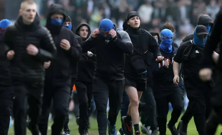 ESCÁNDALO en el clásico escocés: los hinchas INVADIERON la cancha y hubo ENFRENTAMIENTOS
