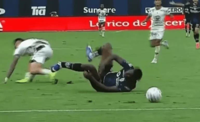 IMÁGENES SENSIBLES: La escalofriante patada de un ex-jugador de Colón que FRACTURÓ a un rival en Ecuador