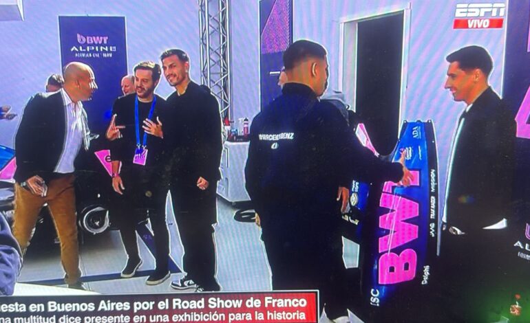 Leandro Paredes y Miguel Merentiel estuvieron presentes en la exhibición de Colapinto