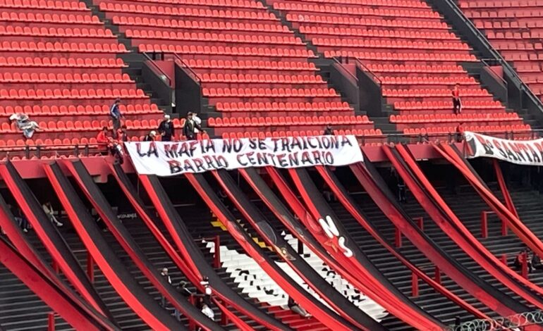 La bandera en la barra de Colón: «La mafia no se traiciona Barrio Centenario»