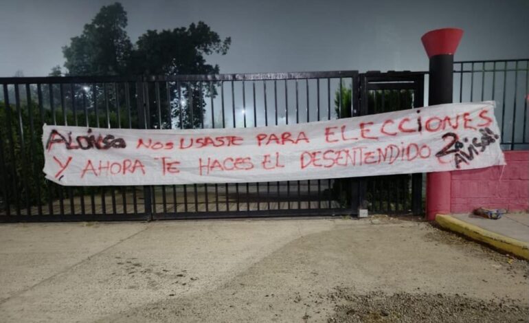 La dura bandera que aparecio esta mañana en las inmediaciones del predio de Colón
