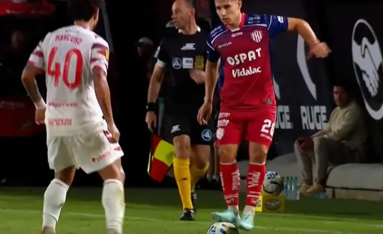 Amonestación y tiro libre: prohíben pararse con los dos pies sobre la pelota