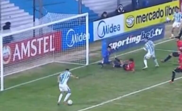 Inexplicable: el gol que falló Maravilla Martínez en la eliminación de Racing