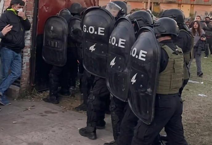 Malestar en Colón por demoras y controles en el ingreso a la tribuna sur