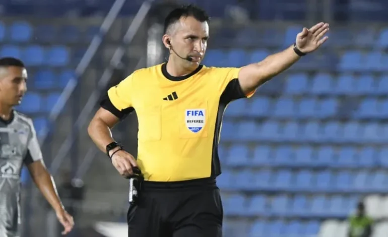 Quién es Carlos Betancur, el árbitro de Boca-Barcelona que tiene un polémico antecedente que perjudicó al Xeneize