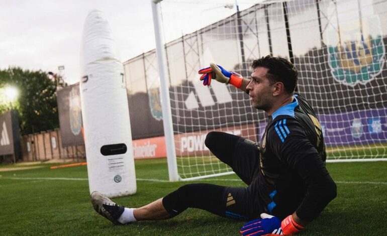 Dibu Martínez reapareció vendado en la Selección y llevó tranquilidad antes del Mundial